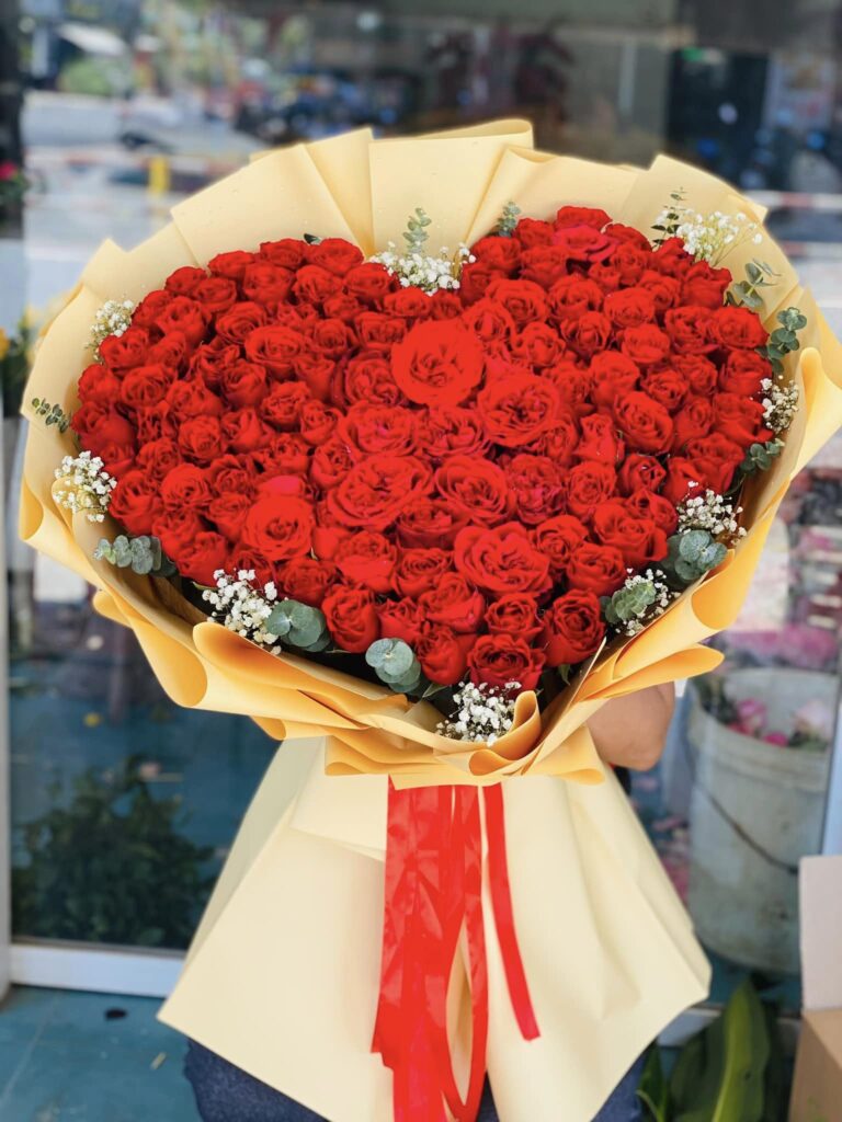 bó hoa hồng đỏ hình trái tim tại Sài Gòn