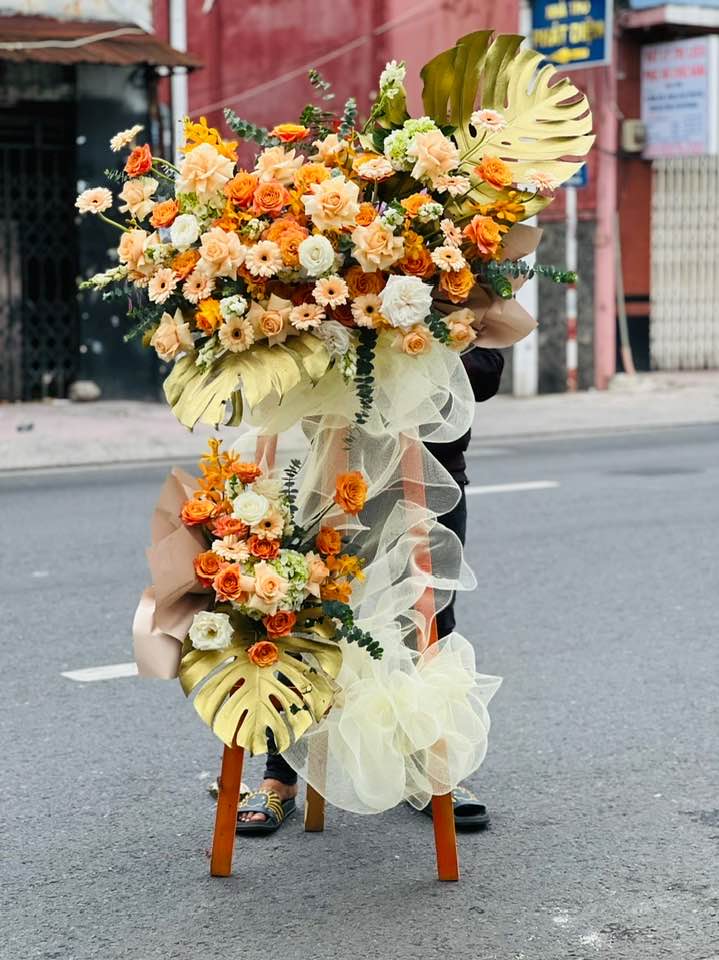 hoa khai trương Quận 5