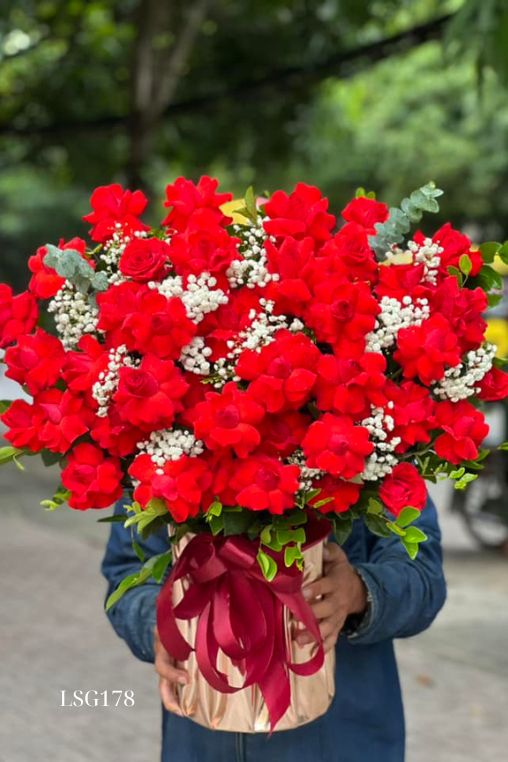 Giỏ hoa hồng đỏ tại shop hoa Huyện Vĩnh Cửu