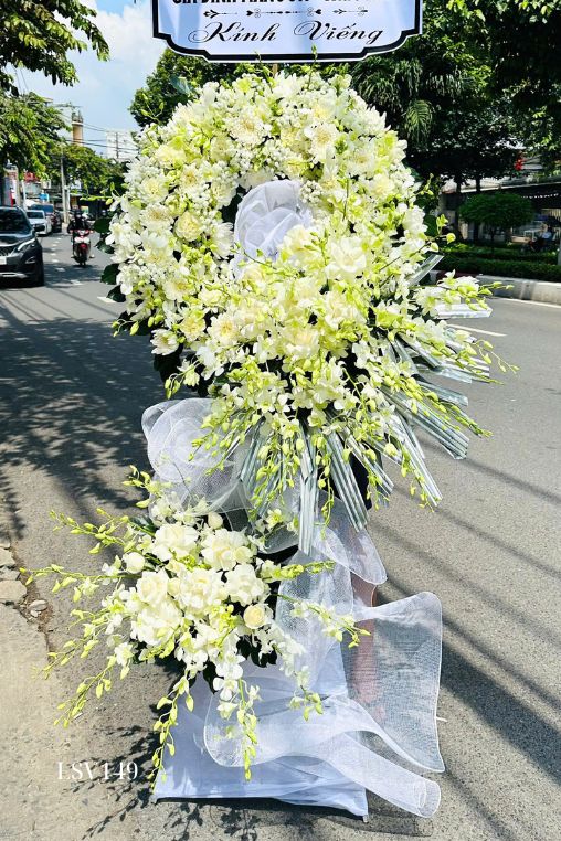Kệ hoa viếng sang trọng tại QUận Hải Châu